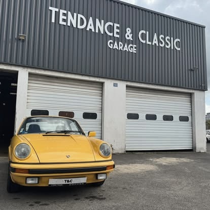 La devanture de l'atelier, enseigne Tendance & Classic Garage.