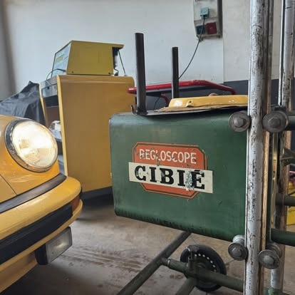 Un régloscope devant le phare d'une voiture ancienne.